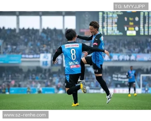 墨尔本胜利与川倚前锋的激烈对决展现足球魅力与团队精神